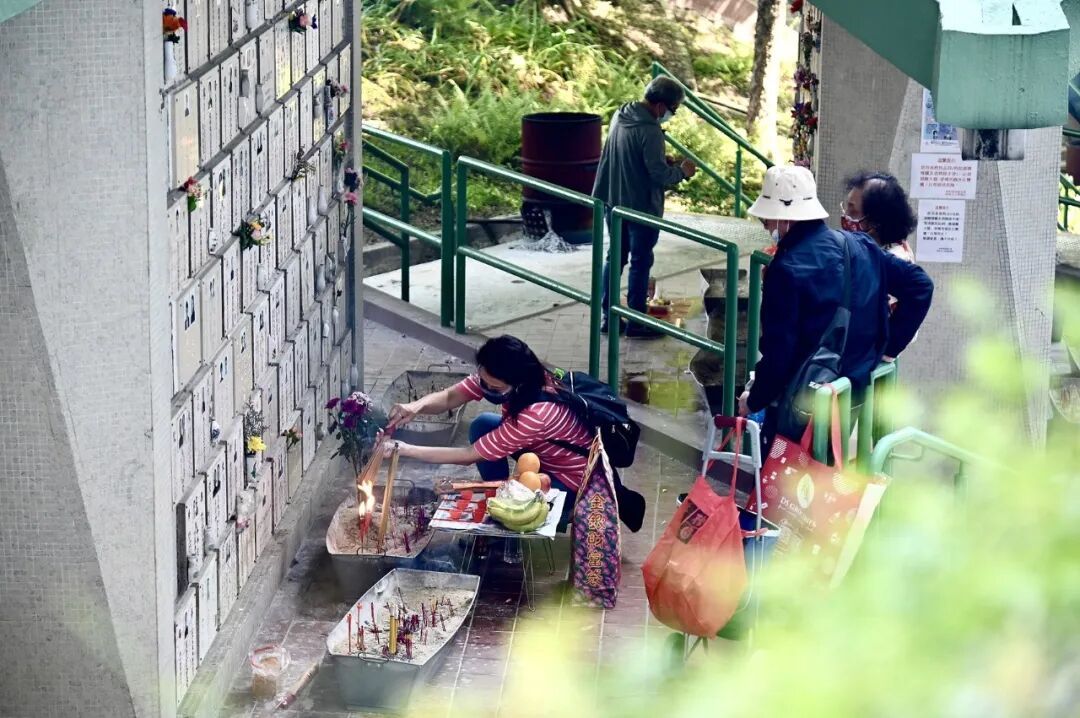 香港有市民到钻石山坟场扫墓拜祭祖先。图为市民拜祭祖先/中新社记者 李志华 摄