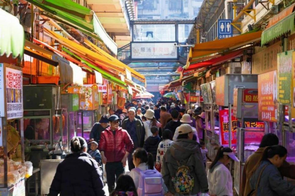 2月2日，云南省昆明市大观篆新农贸市场熟食区域热闹非凡。新华网发（赵普凡摄）