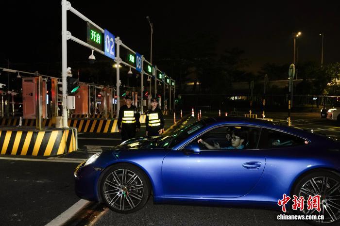 2025年12月23日凌晨，“粤车南下”首批驶入香港市区的车辆在港珠澳大桥珠海公路口岸顺利通关。当日，“粤车南下”入境香港市区正式实施，大湾区互联互通再进一步。　中新社发 林昌锋 摄