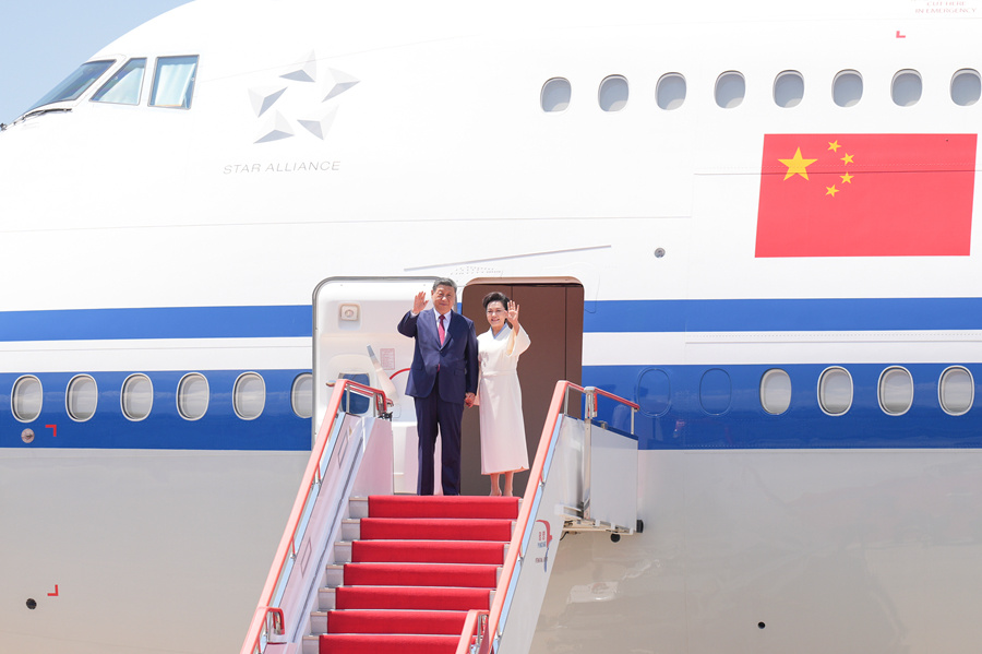 6月8日中午,中共中央总书记、国家主席习近平乘专机抵达平壤,开始对朝鲜进行国事访问。这是习近平和夫人彭丽媛步出舱门。
