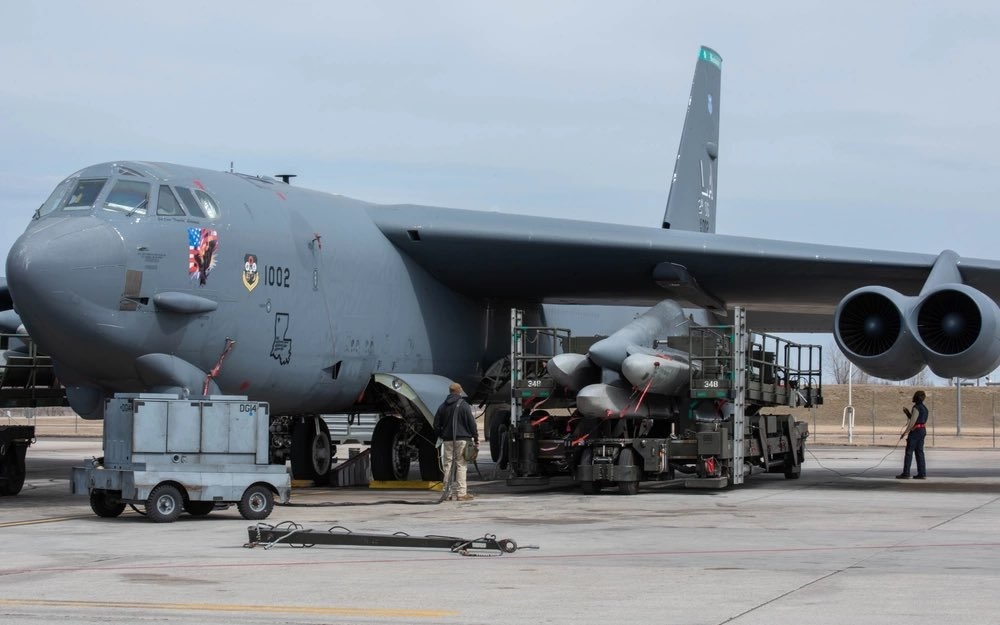 正在挂载AGM-86B的B-52H轰炸机