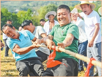 欢笑和汗水礼赞丰收(新时代画卷)
