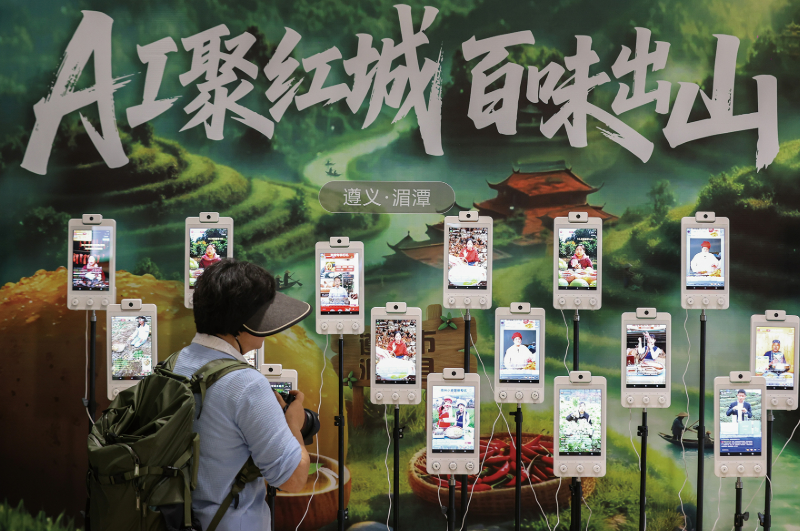 2025年4月18日,贵州遵义。第17届贵州茶产业博览会开幕,茶博会现场设置“AI助农数字人直播”。AI主播24小时在线,可实现“智能互动+实时答疑”。(图/瞿宏伦/中新社)