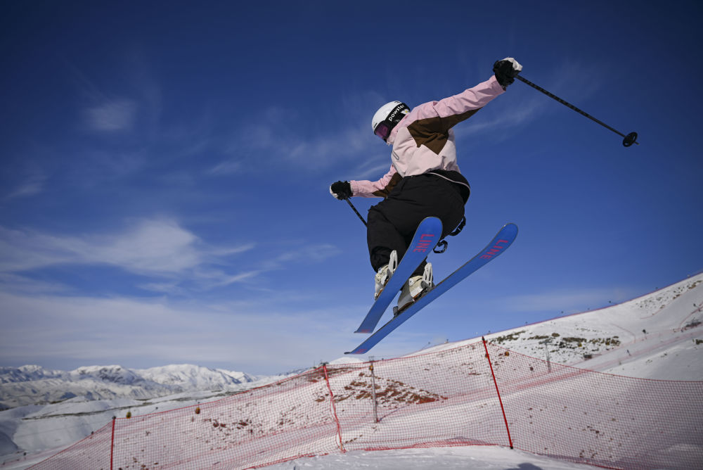 雪友在新疆阿勒泰将军山滑雪公园飞越跳台。新华社记者 胡虎虎 摄