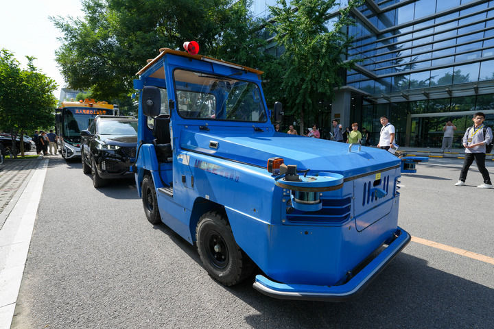 这是在北京驭势科技拍摄的一款用于机场物流作业的无人驾驶牵引车（2025年6月16日摄）。新华社记者 鞠焕宗 摄