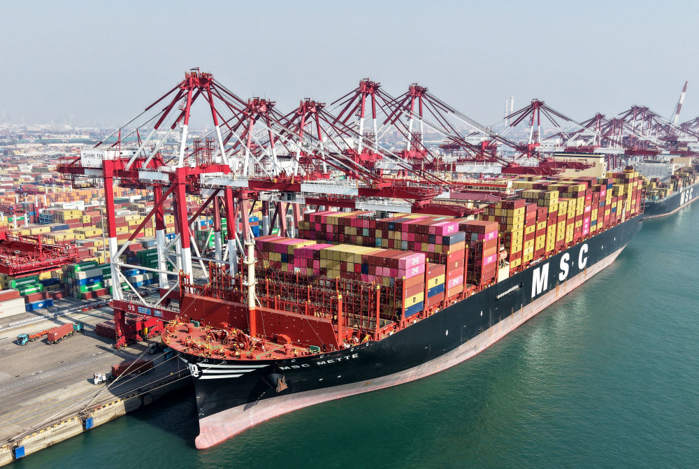 2月18日，青岛港前湾集装箱码头，399米长的“地中海梅特”轮在装卸集装箱。新华社记者李紫恒 摄