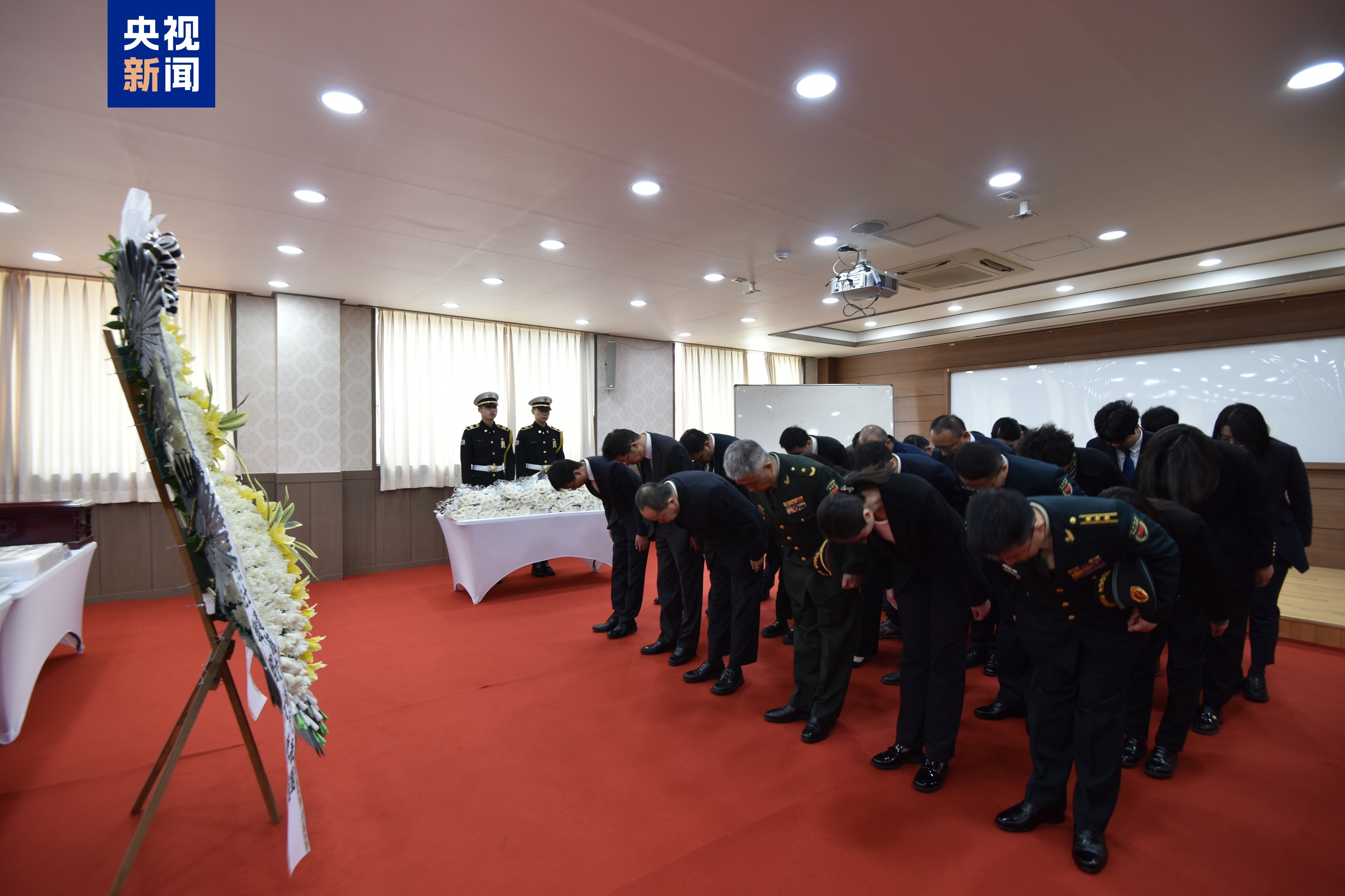 △4月21日上午,中韩双方在韩国仁川共同举行了第十三批志愿军烈士遗骸装殓仪式。