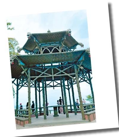 游客在里约热内卢中国亭观景台游览。新华社记者 马 峥摄