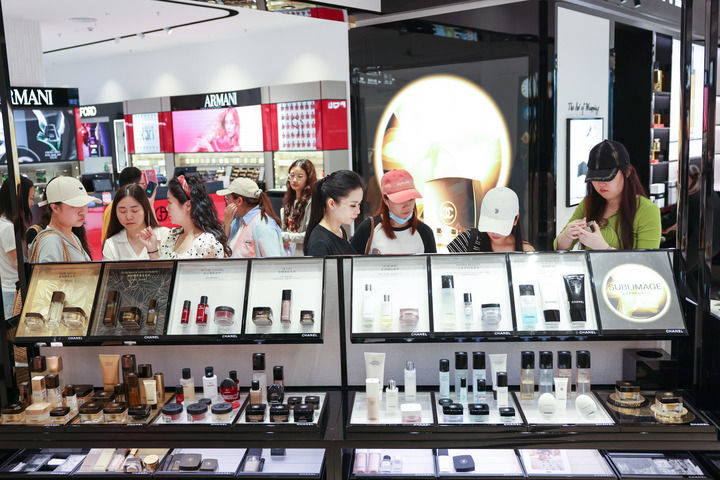 2026年3月25日，顾客在海口日月广场免税店选购商品。新华社记者 张丽芸 摄