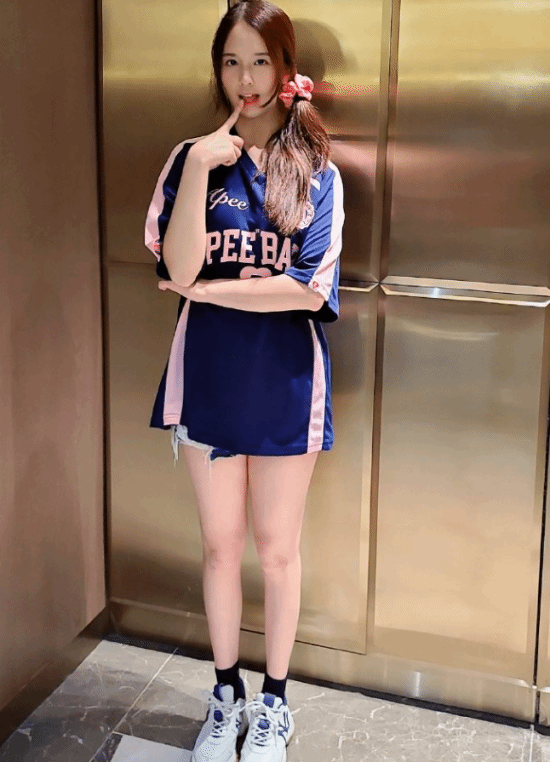 知名童星长大后变长腿大美女 自曝大学毕业就选港姐