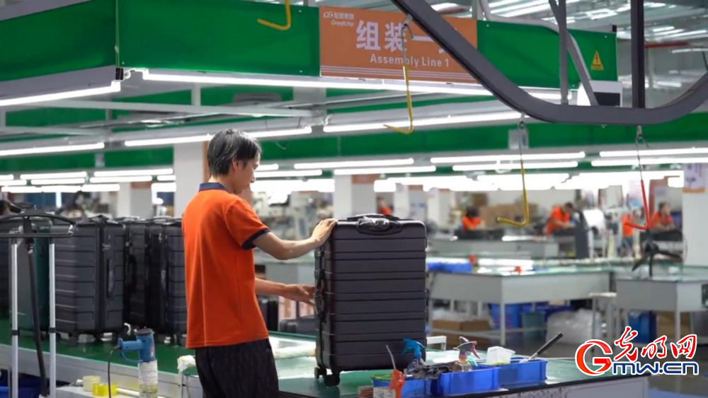 【红星照耀中国】小小箱包大能量！县域轻工闯出智造出海路