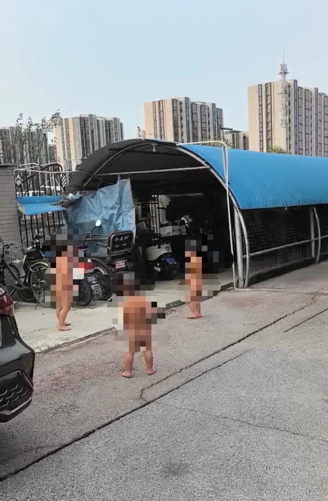 幼童不穿衣服在小区跑来跑去。受访者提供