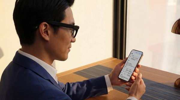 “专业玩家”讯飞AI眼镜入局语言沟通新体验