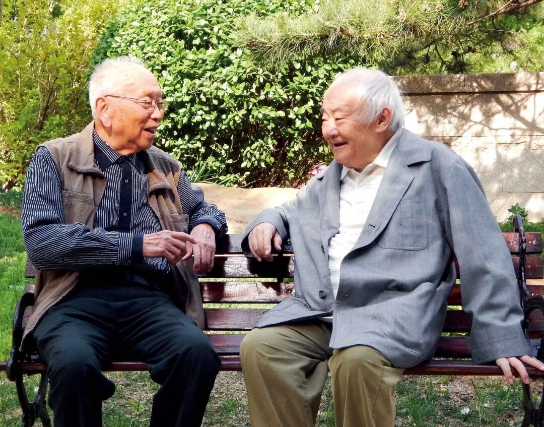 钱理群和金波一起散步、交谈。摄影/马克刚