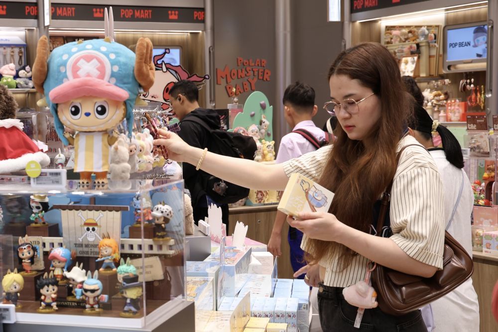 2月9日，顾客在泰国首都曼谷一家泡泡玛特门店选购商品。新华社记者 孙玮彤 摄