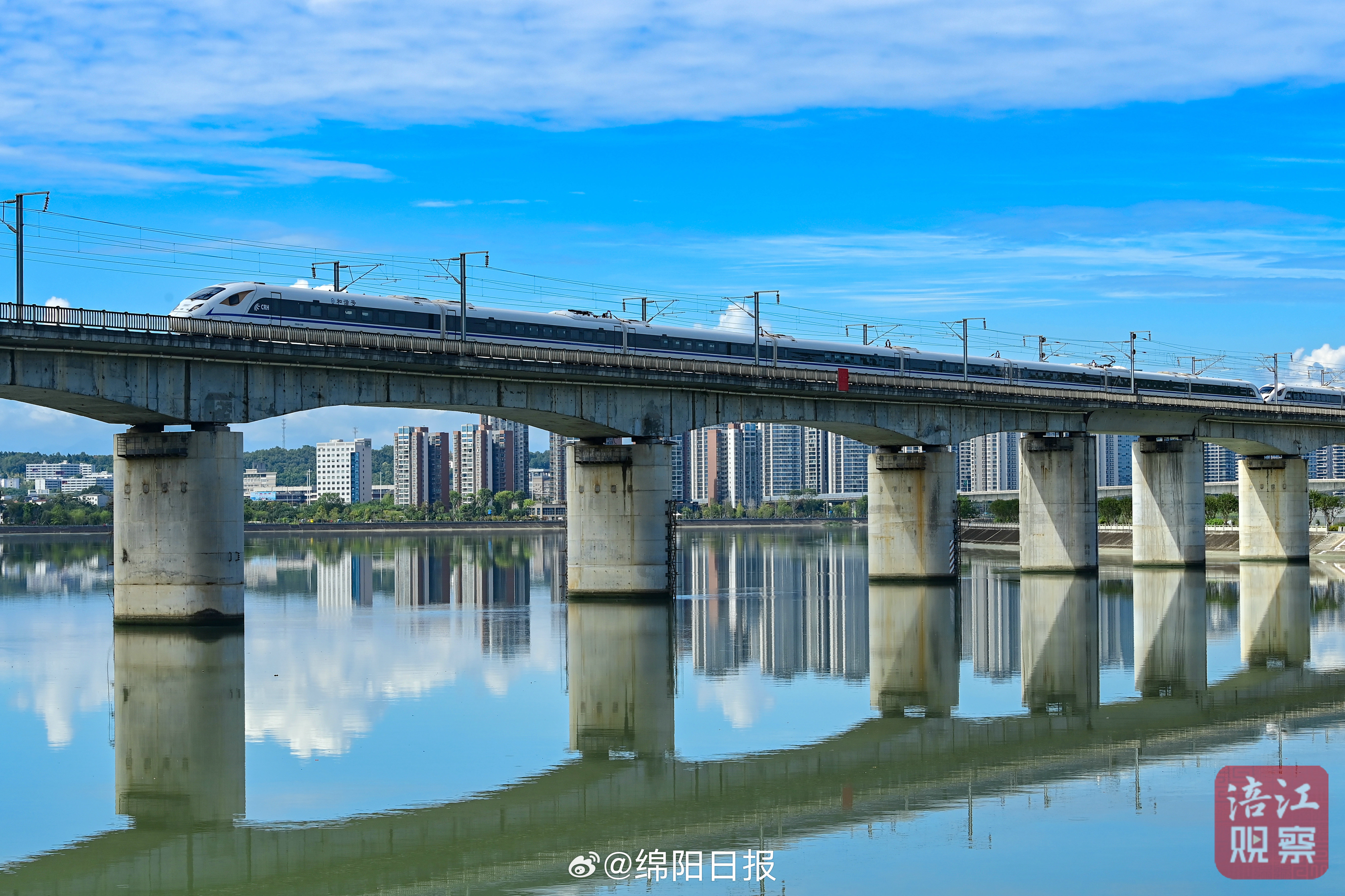 【爱看绵阳｜青山绿水白云间，蓬勃小镇入画来】9月25日，云漫晴空，远
