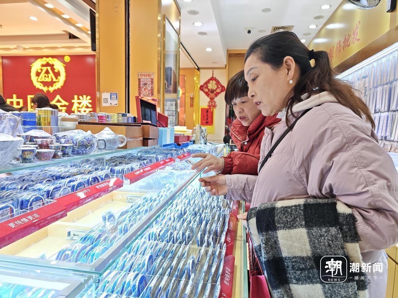 客人正在比对银条和银饰品。王伊灵 摄