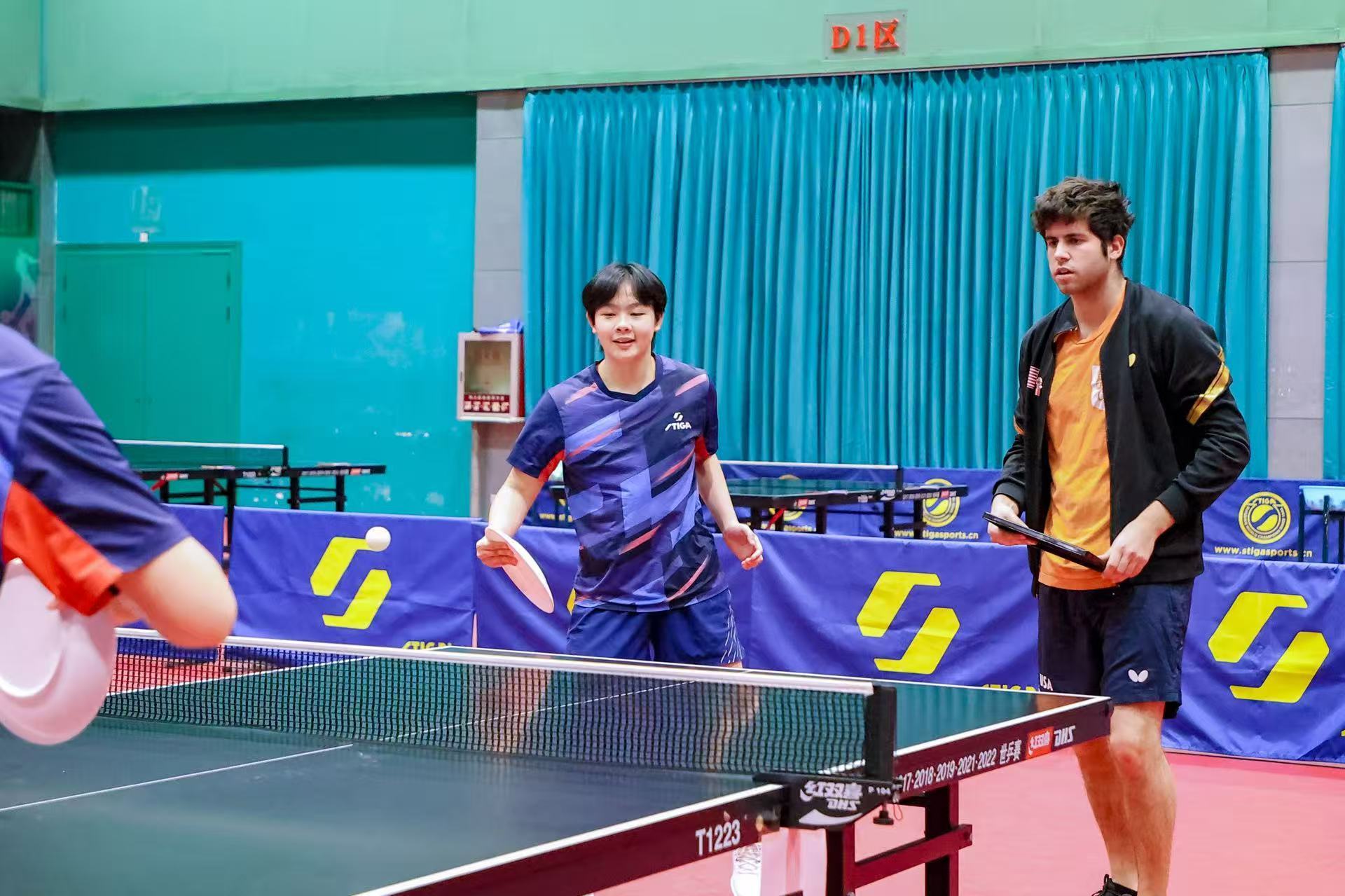 美国乒协注册运动员凯・扎雷宾在正定国家乒乓球训练基地与中国青少年球员开展友谊赛