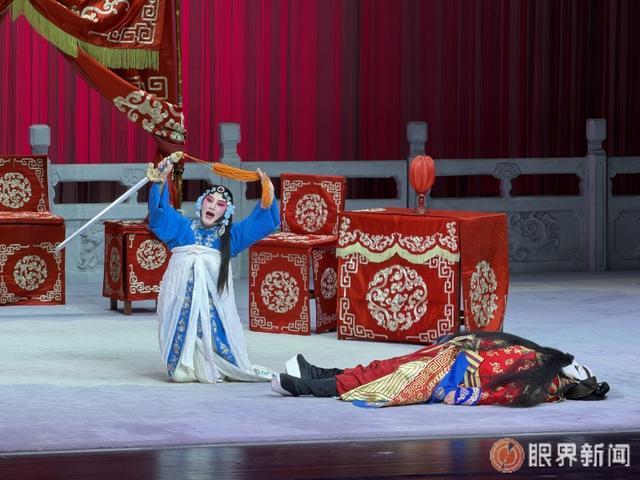 10月2日，乌鲁木齐市京剧团（新疆京剧团）国家艺术基金人才培养项目汇报演出举行，演员演出折子戏《刺虎》。记者王畅彤摄