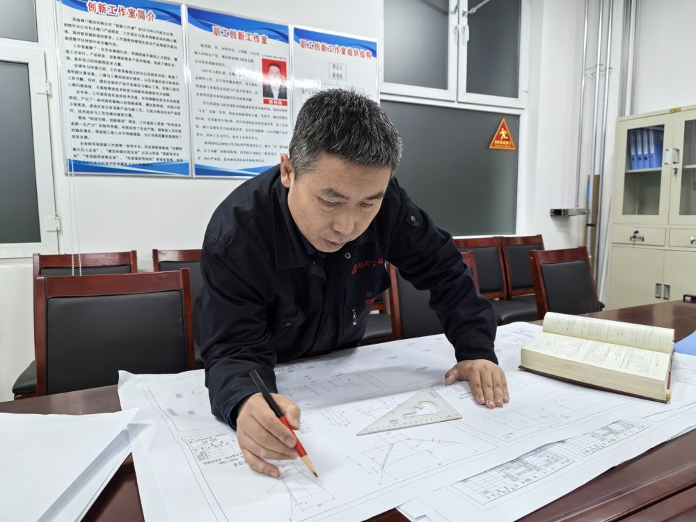 2025年12月31日晚,靳利铭正忙着谋划开年新产品研发计划和重点研发任务。新华社发(赵子豪摄)