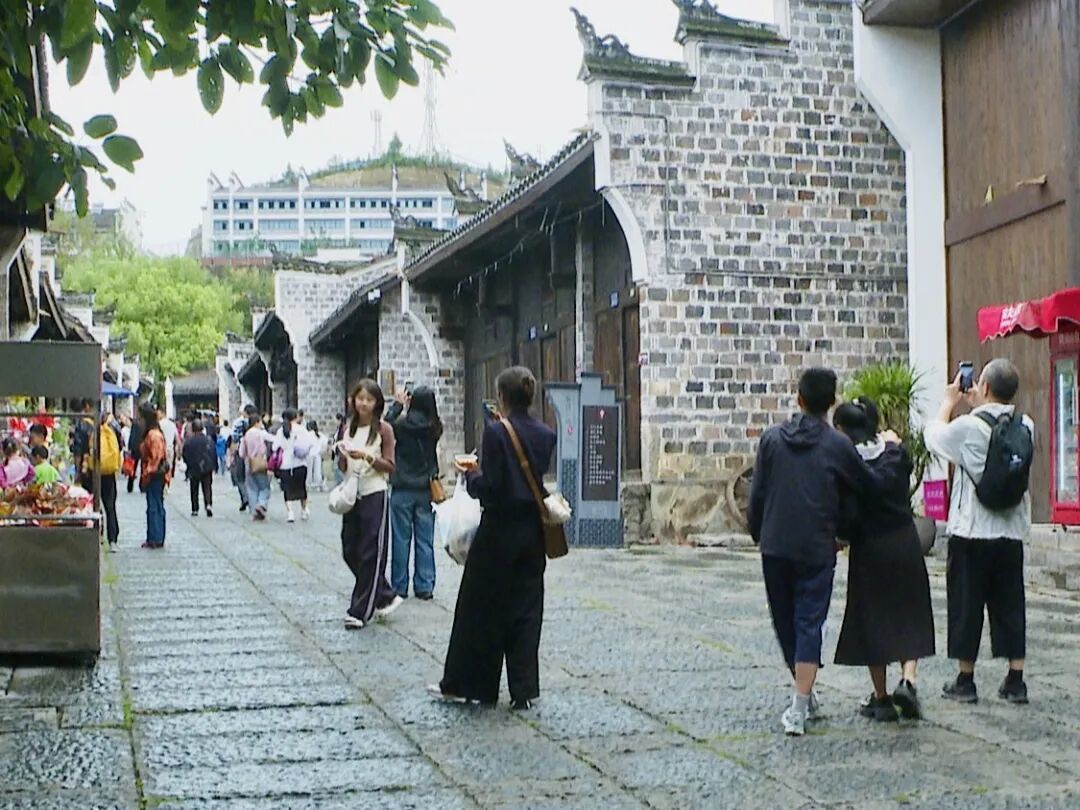 大昌古镇里迎来不少游客.jpg