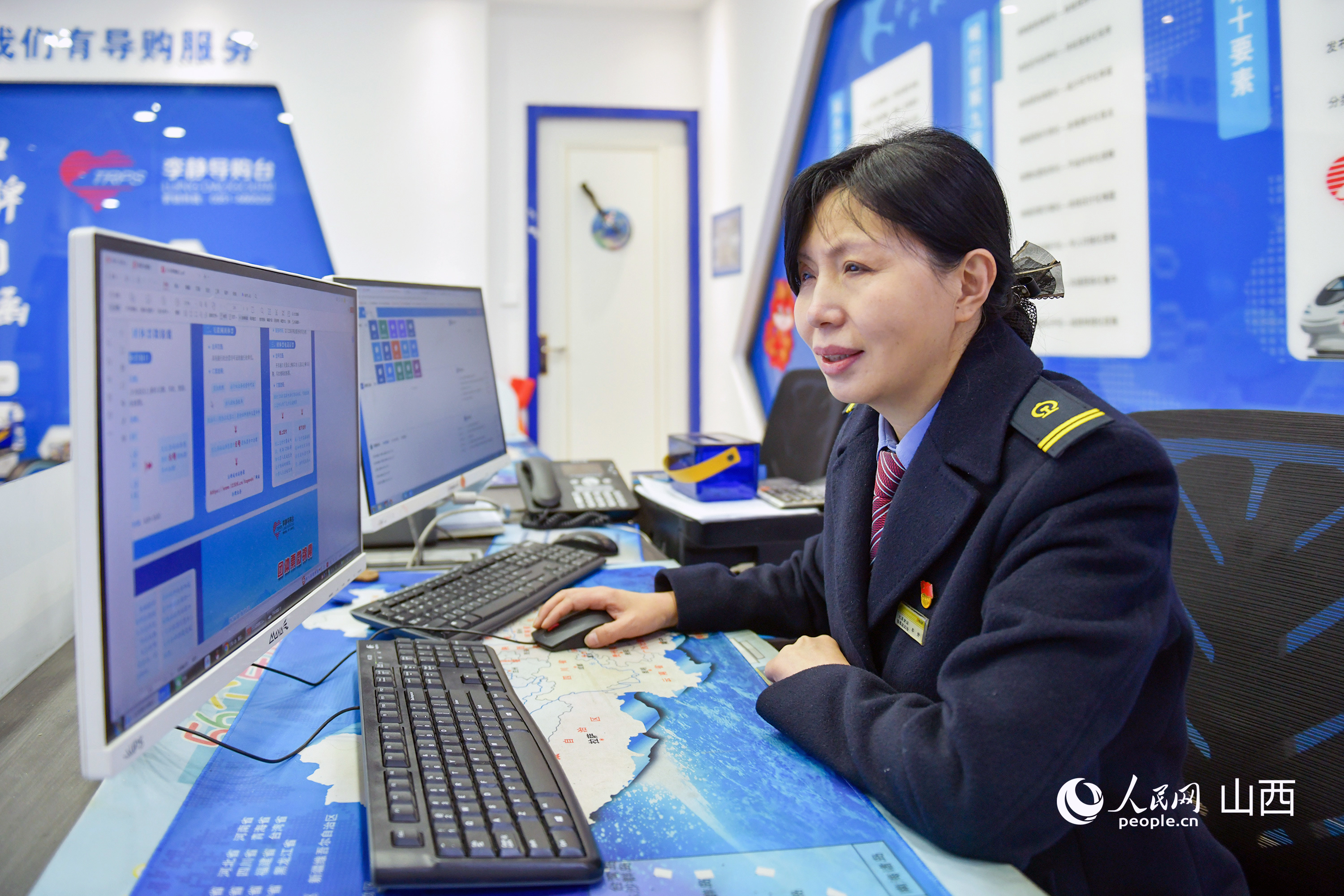 李静查看“微锦囊”手册信息。人民网记者 焦搏文摄