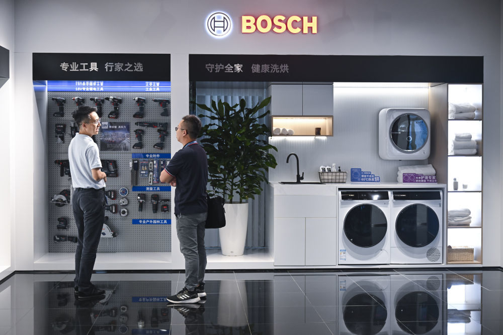 2025年9月10日，在上海虹桥临空经济示范区内的博世公司展厅，来访者在展品前交流。