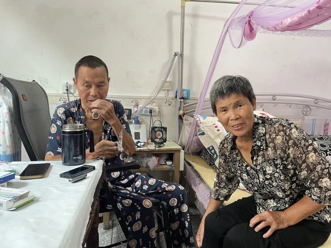 张晓芒与丈夫李玉民在卧室,李玉民在吃药。
