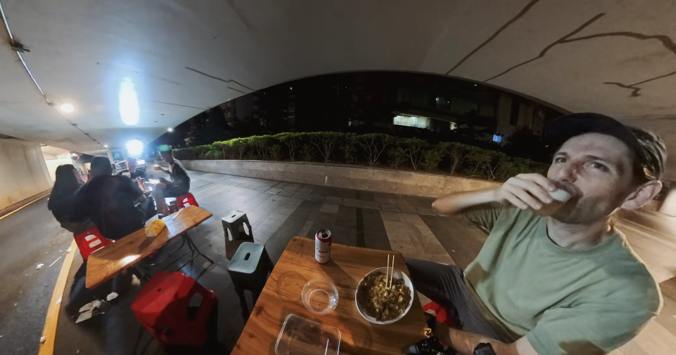 凌晨时分,美国博主“Craig也叫快克”独自在深圳街头享受美食
