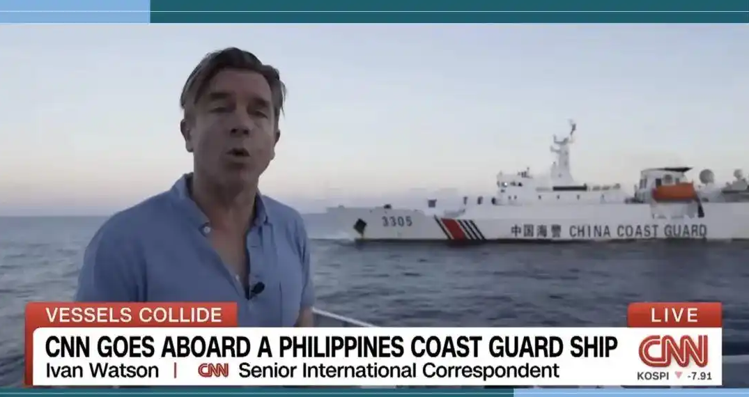 CNN记者登上菲海警船跟拍报道(来源:CNN视频截图)