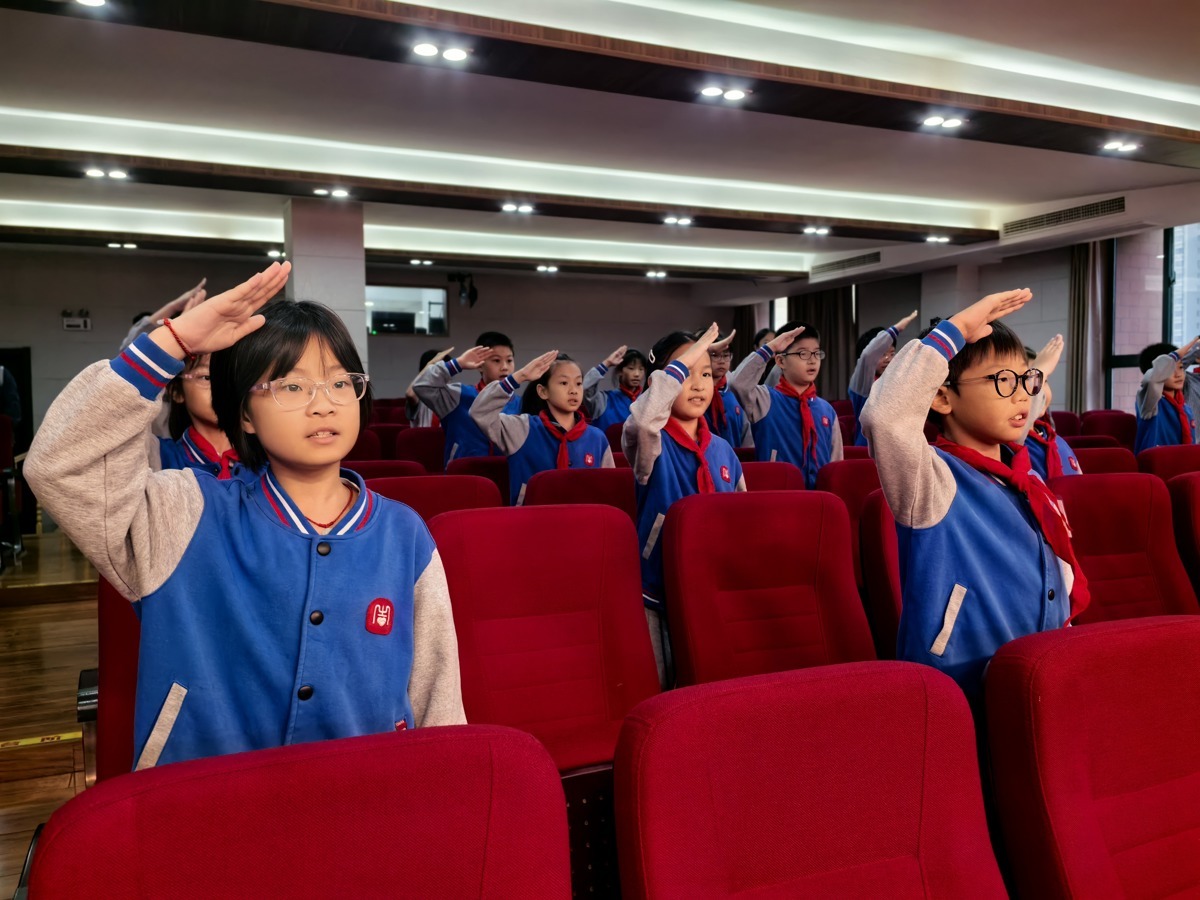 向国旗敬礼.jpg
