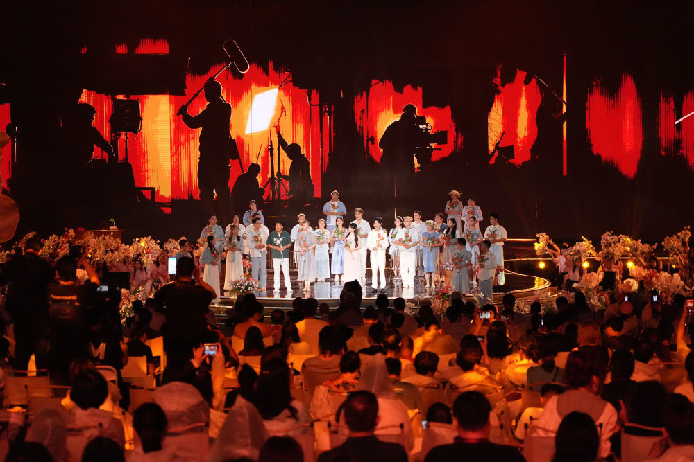 演员在第38届大众电影百花奖开幕式上表演。新华社记者 谢晗 摄