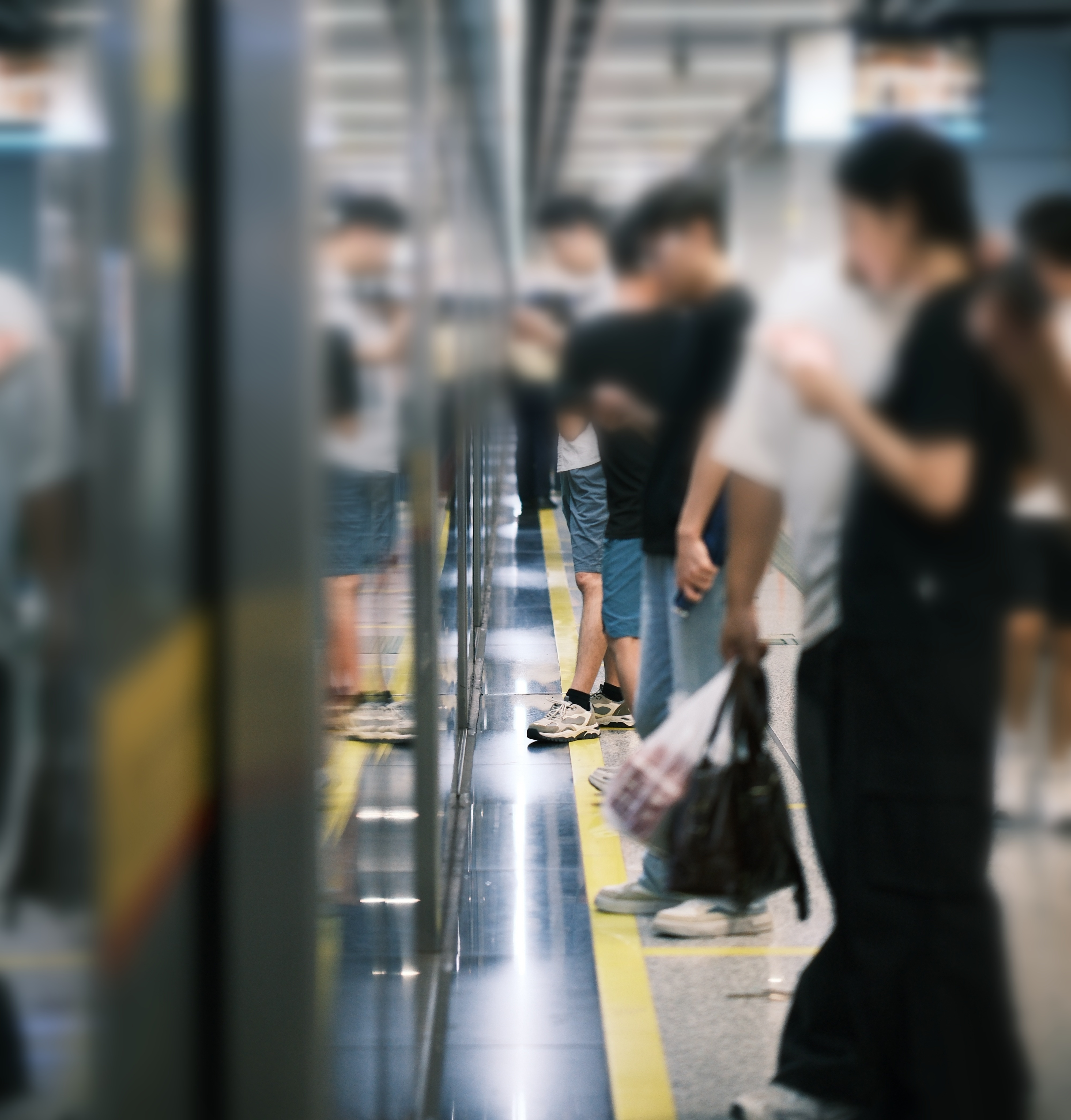 #平安地铁#候车时，按地面指示标识排队，不要越过黄色安全线，留出下车