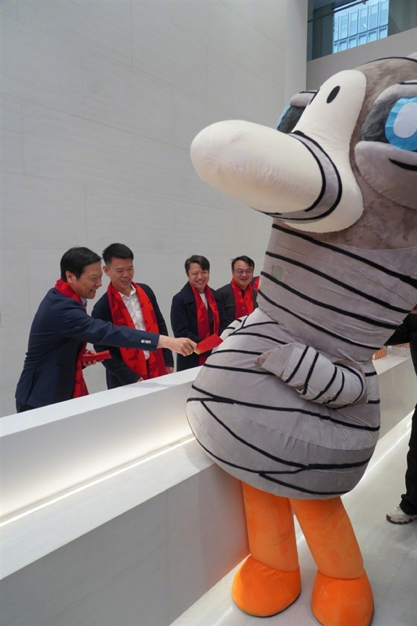 雷军给鹅鸭杀发开工红包:笑得合不拢嘴