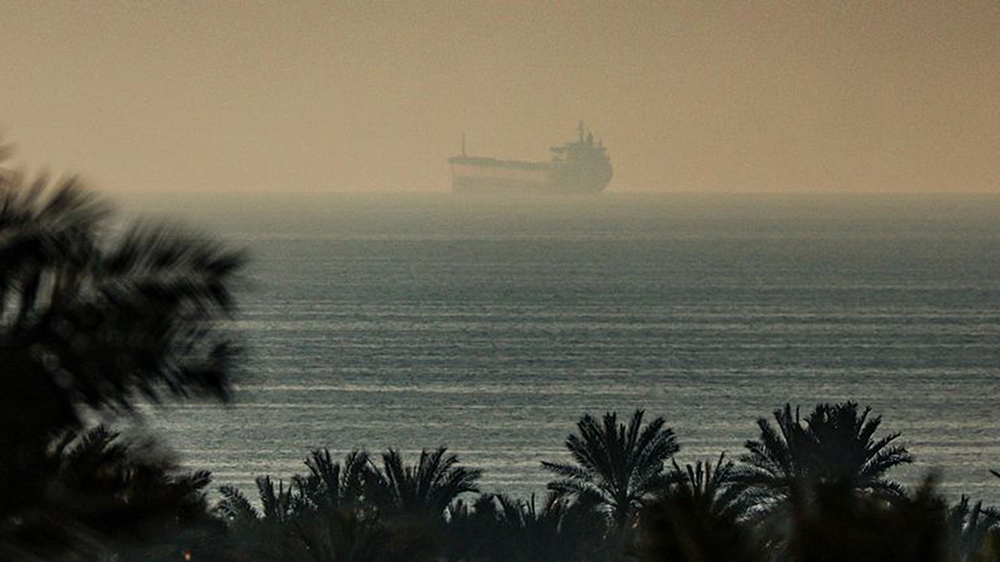 一艘油轮正驶过霍尔木兹海峡水域。视觉中国 资料图