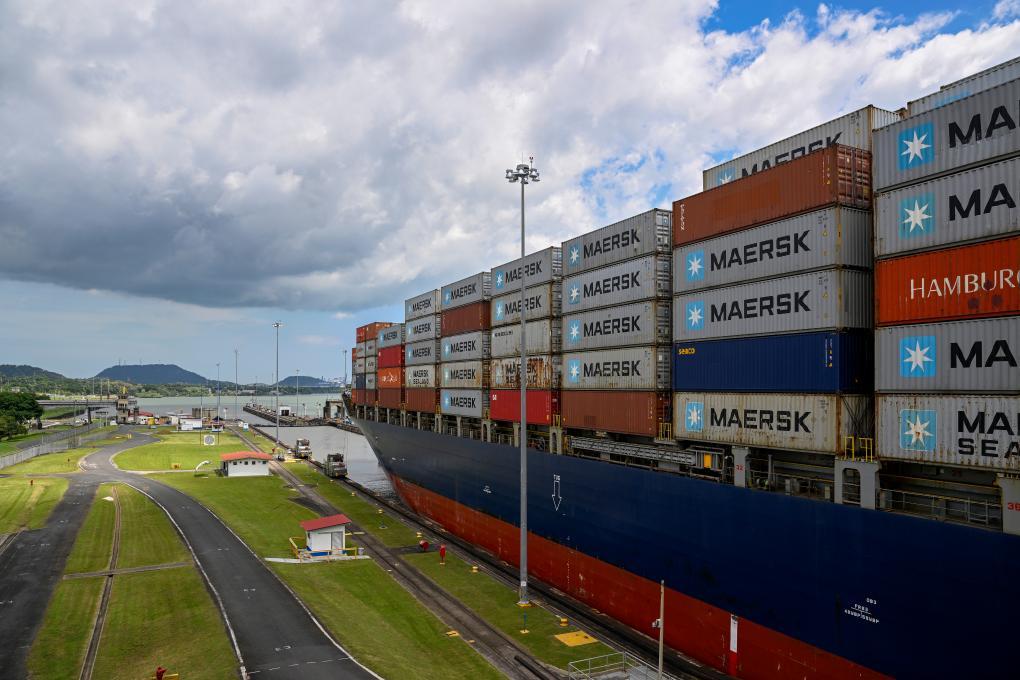 在巴拿马首都巴拿马城附近,一艘货轮通过巴拿马运河的米拉弗洛雷斯船闸准备驶入太平洋。 资料图:新华社