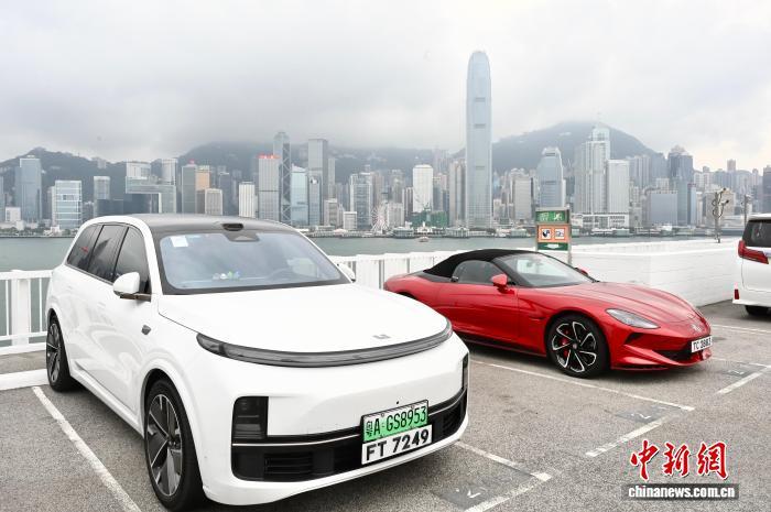 3月31日，一辆粤A牌照的私家车(左)停在香港尖沙咀一个户外停车场。(资料图) 中新社记者 李志华 摄