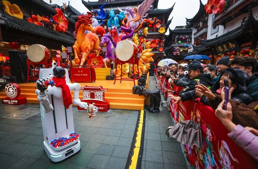图为由上海交通大学、上海人工智能研究院孵化的具身智能创业企业，在豫园灯会中心广场精心打造了一个未来感十足的智能互动区。文汇报记者袁婧摄
