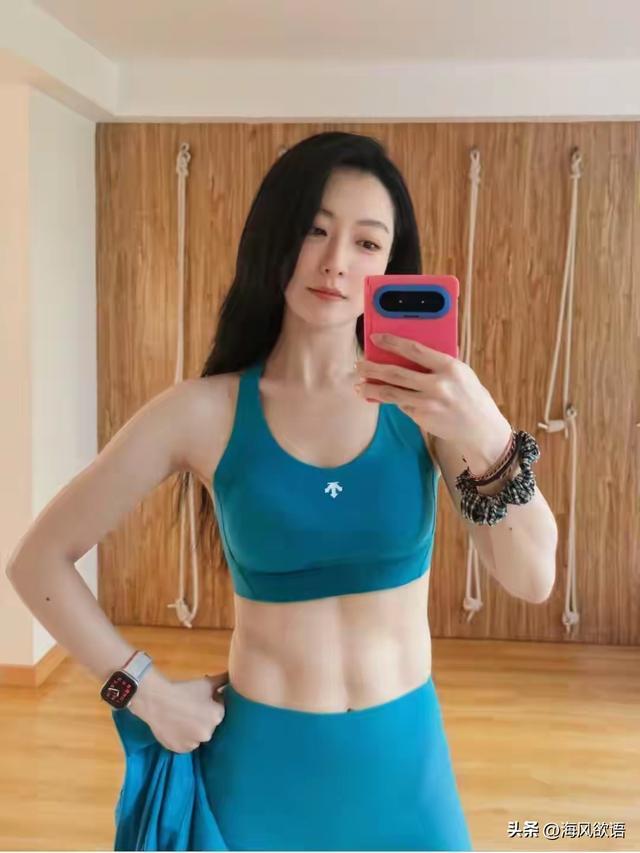 40岁白冰素颜练瑜伽,露出清晰马甲线,腰腹紧实看不到一丝赘肉