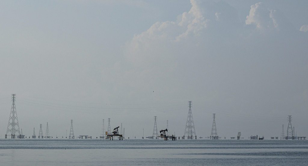 当地时间2025年12月18日,委内瑞拉马拉开波,马拉开波湖的抽油机。视觉中国 图