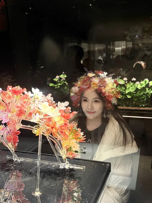 游客参观《繁花》琉璃簪花头冠
