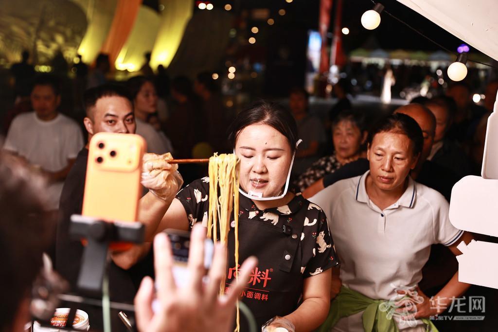 2026“渝品云集”万物直播盛典暨“趣巴南”商文旅体消费嘉年华活动现场。第1眼TV-华龙网记者 罗盛杰 摄