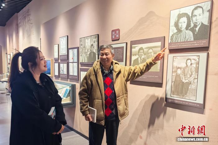 1月9日，台湾青年媒体人翟翾(左)在中国闽台缘博物馆聆听两岸寻亲故事。中新网记者 孙虹 摄