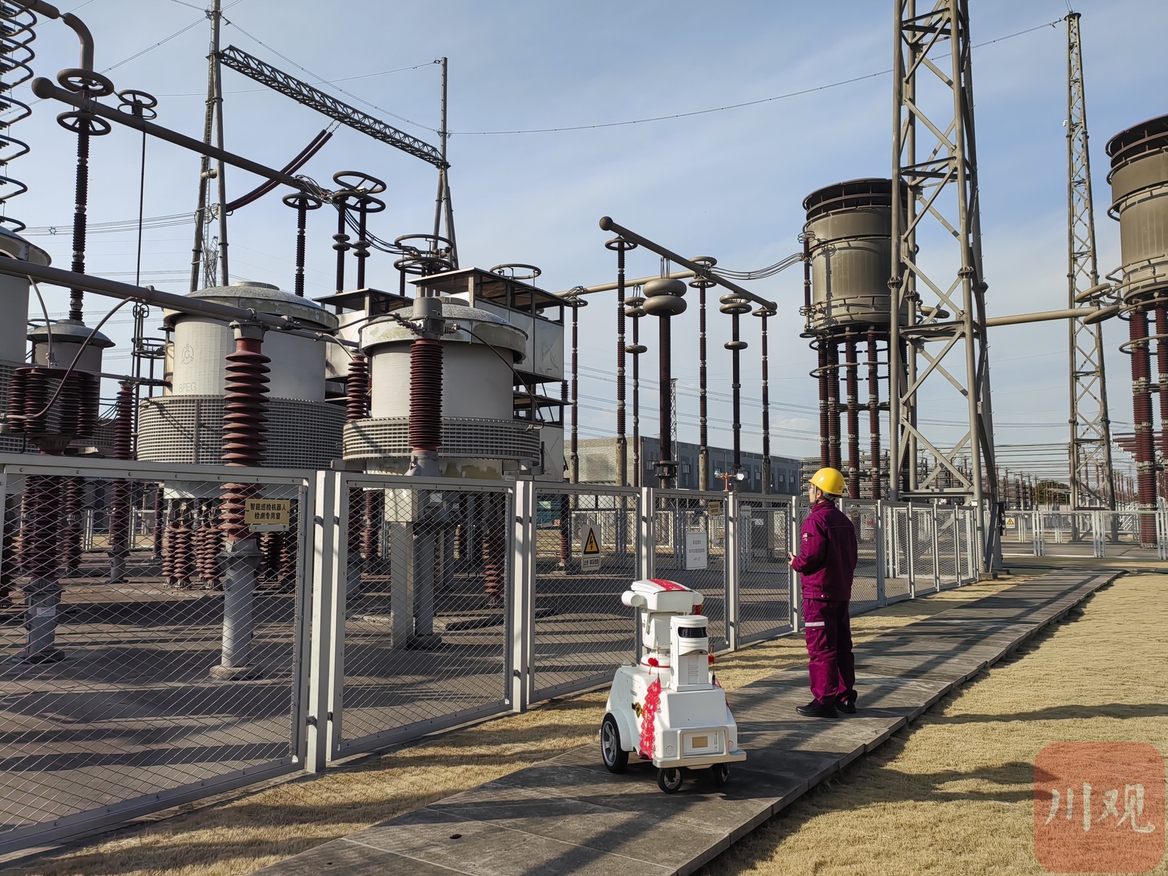 上海奉贤换流站巡检机器人。剪浩杰 摄影