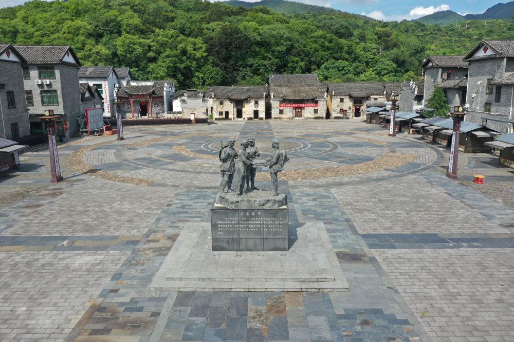 △湖南汝城县文明瑶族乡沙洲瑶族村“半条被子”雕塑