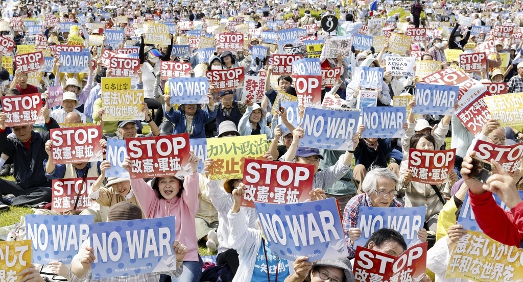 5月3日，在日本宪法纪念日当天，数万名日本民众在东京举行守护和平、反对修宪的集会活动。（IC photo）