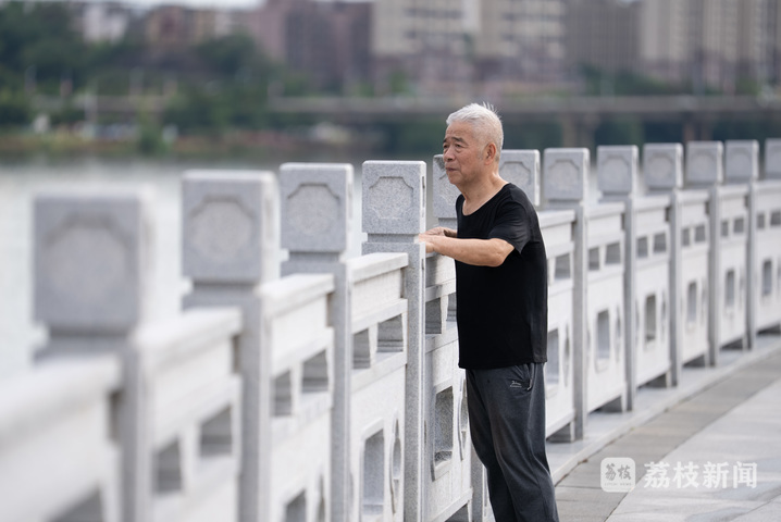 刘志明在于都河边