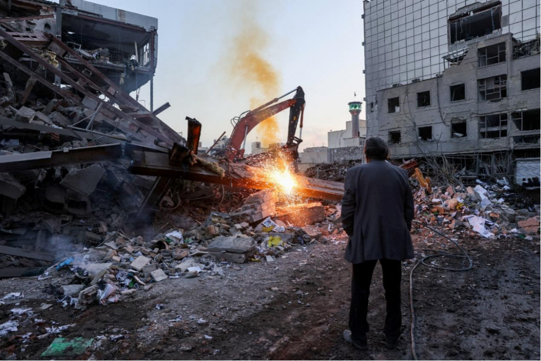 ◆3月2日,德黑兰一处警察局遭到空袭后的景象。