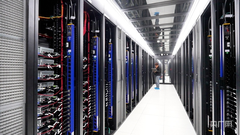 技术人员对机柜进行维护,保障数据中心稳定运行(央广网记者 齐平 摄)