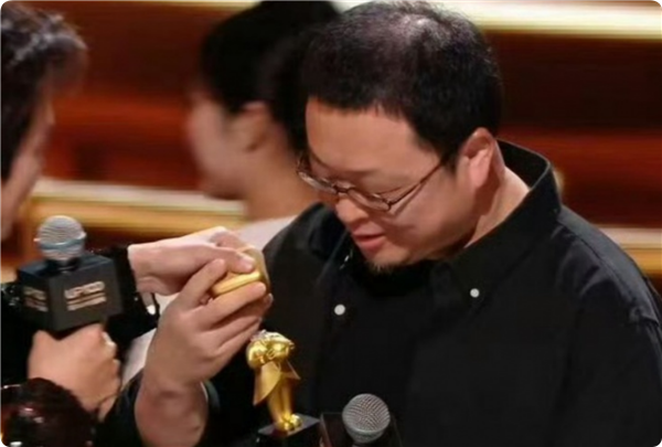 罗永浩被禁言后现身B站颁奖典礼 获年度新人奖 并上台发表感言